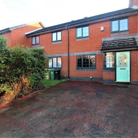 Beautiful 2-Bed House In Bolton With Free Parking Villa Buitenkant foto