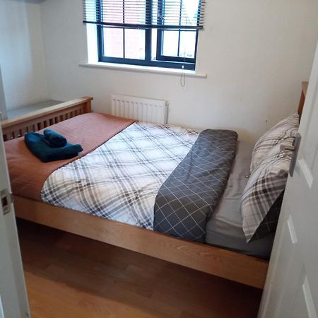 Beautiful 2-Bed House In Bolton With Free Parking Villa Buitenkant foto
