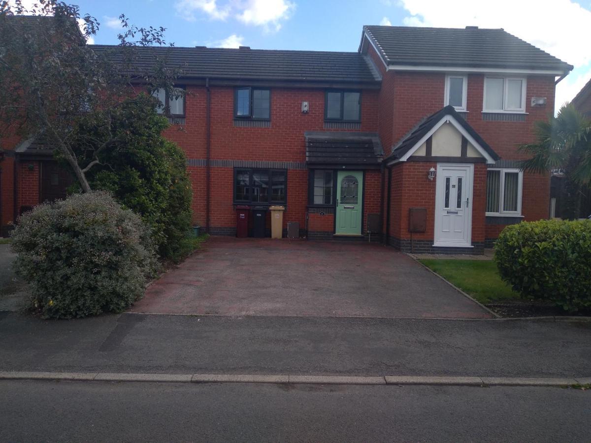 Beautiful 2-Bed House In Bolton With Free Parking Villa Buitenkant foto
