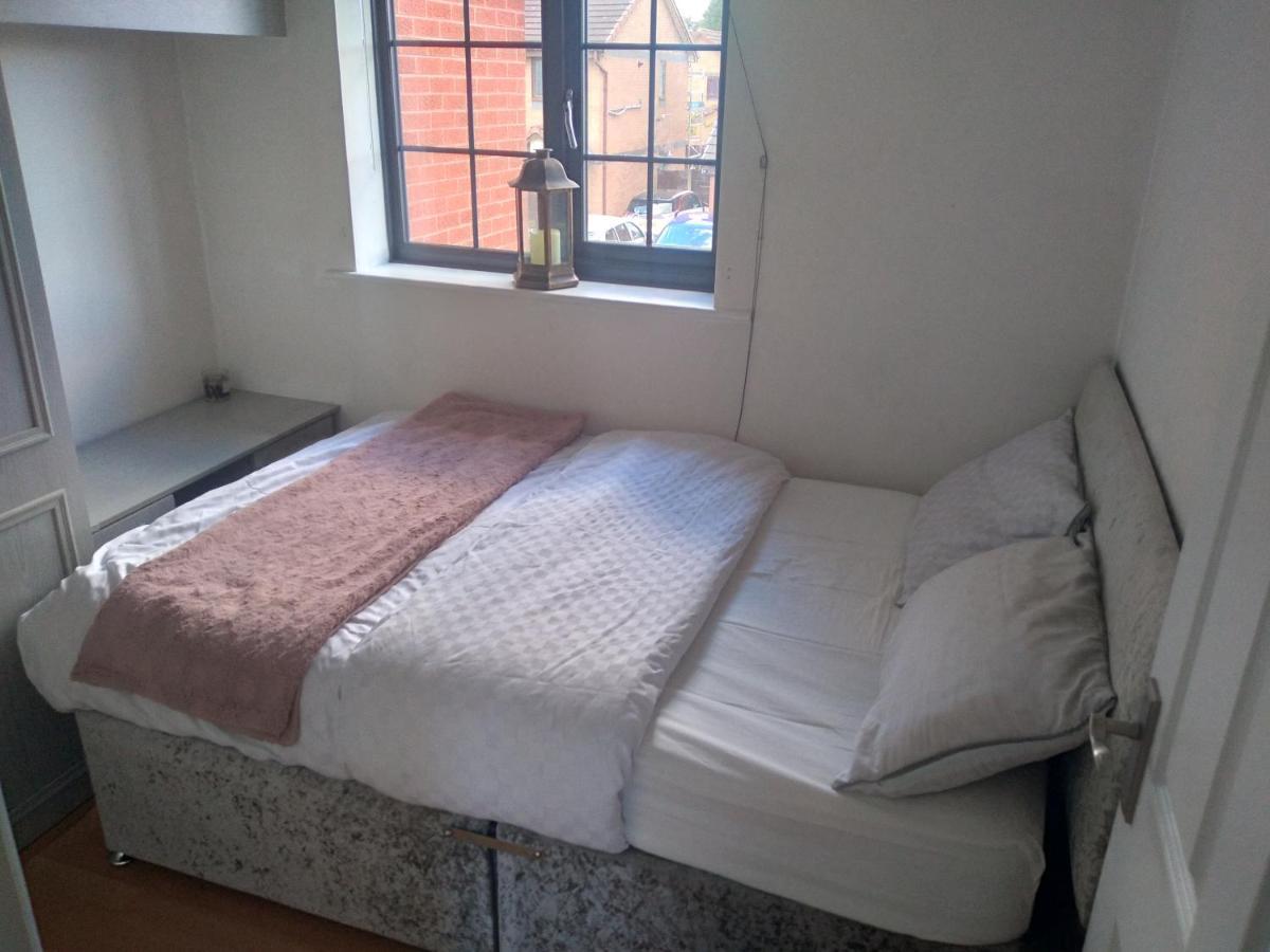Beautiful 2-Bed House In Bolton With Free Parking Villa Buitenkant foto