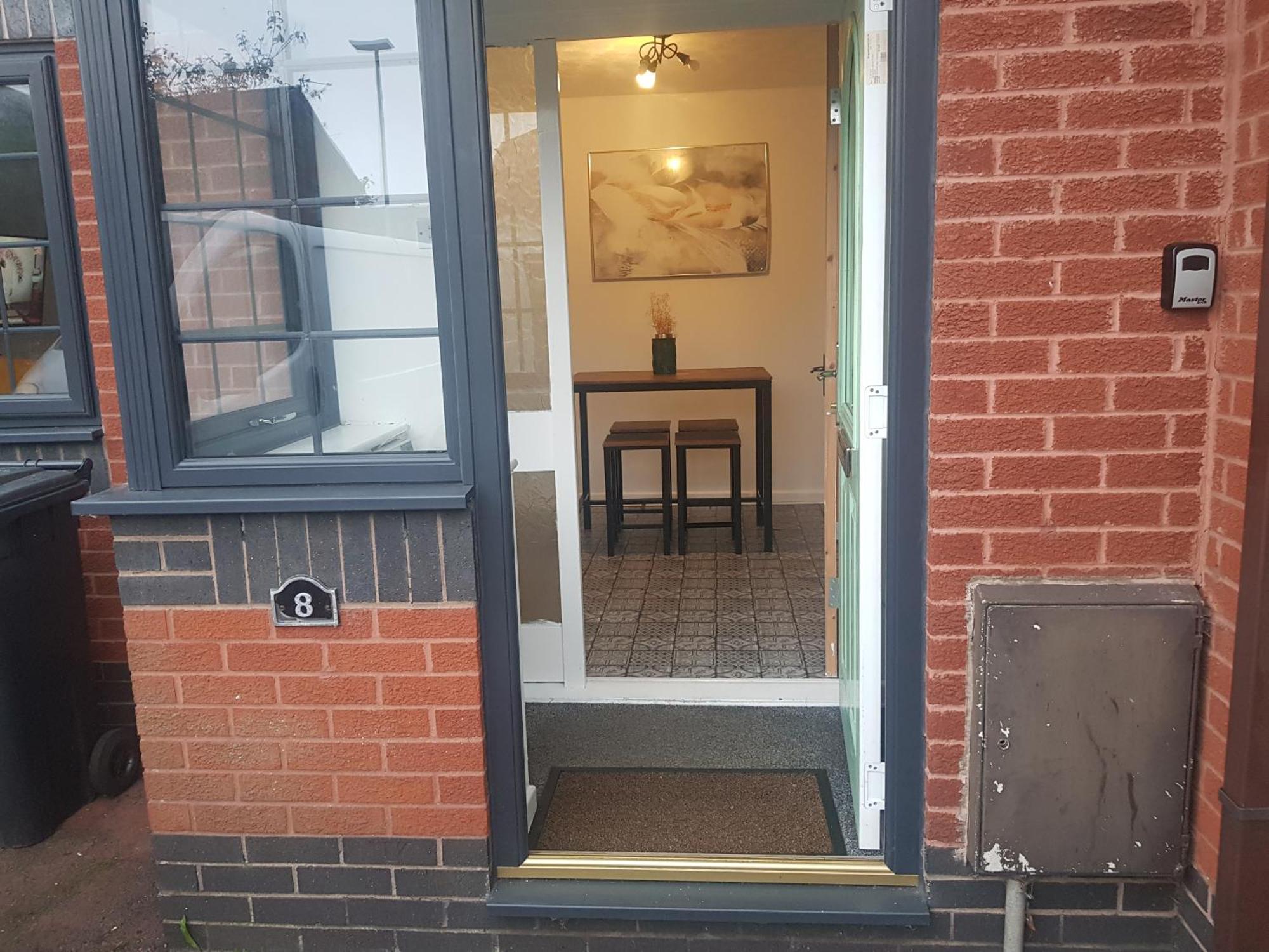Beautiful 2-Bed House In Bolton With Free Parking Villa Buitenkant foto