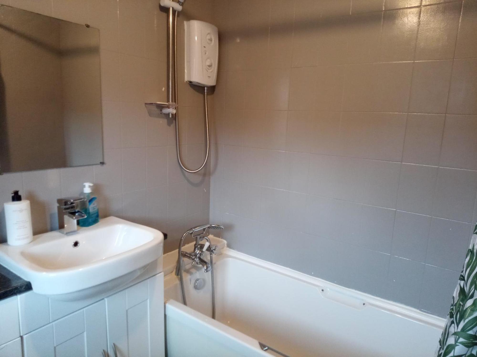 Beautiful 2-Bed House In Bolton With Free Parking Villa Buitenkant foto