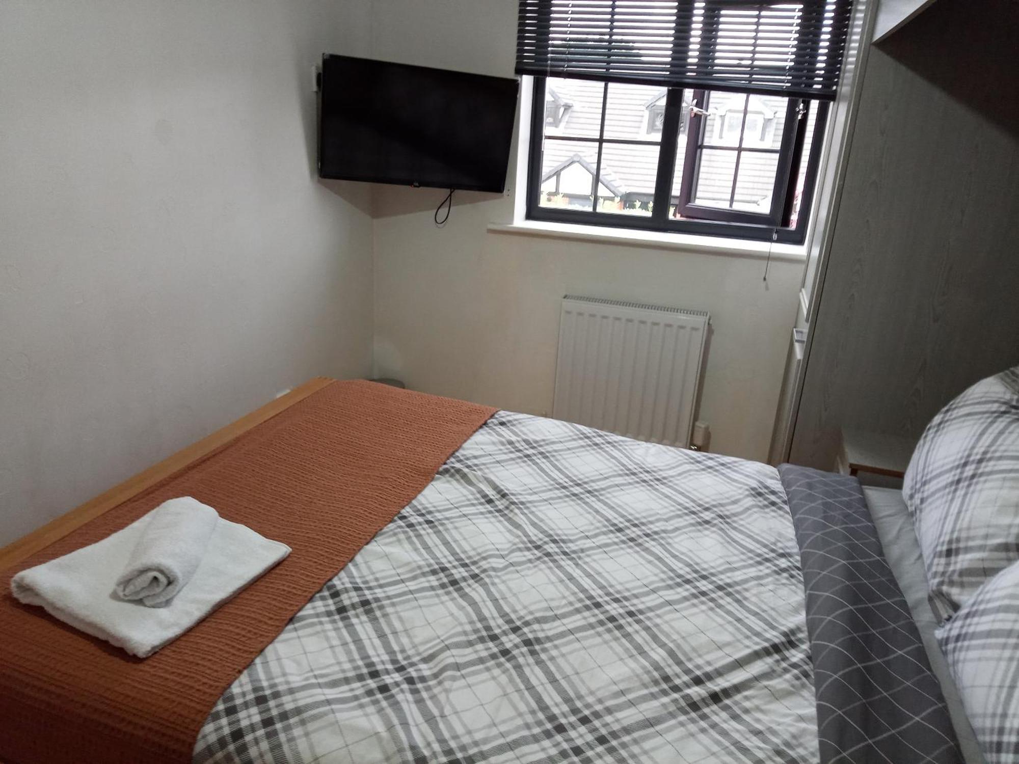 Beautiful 2-Bed House In Bolton With Free Parking Villa Buitenkant foto