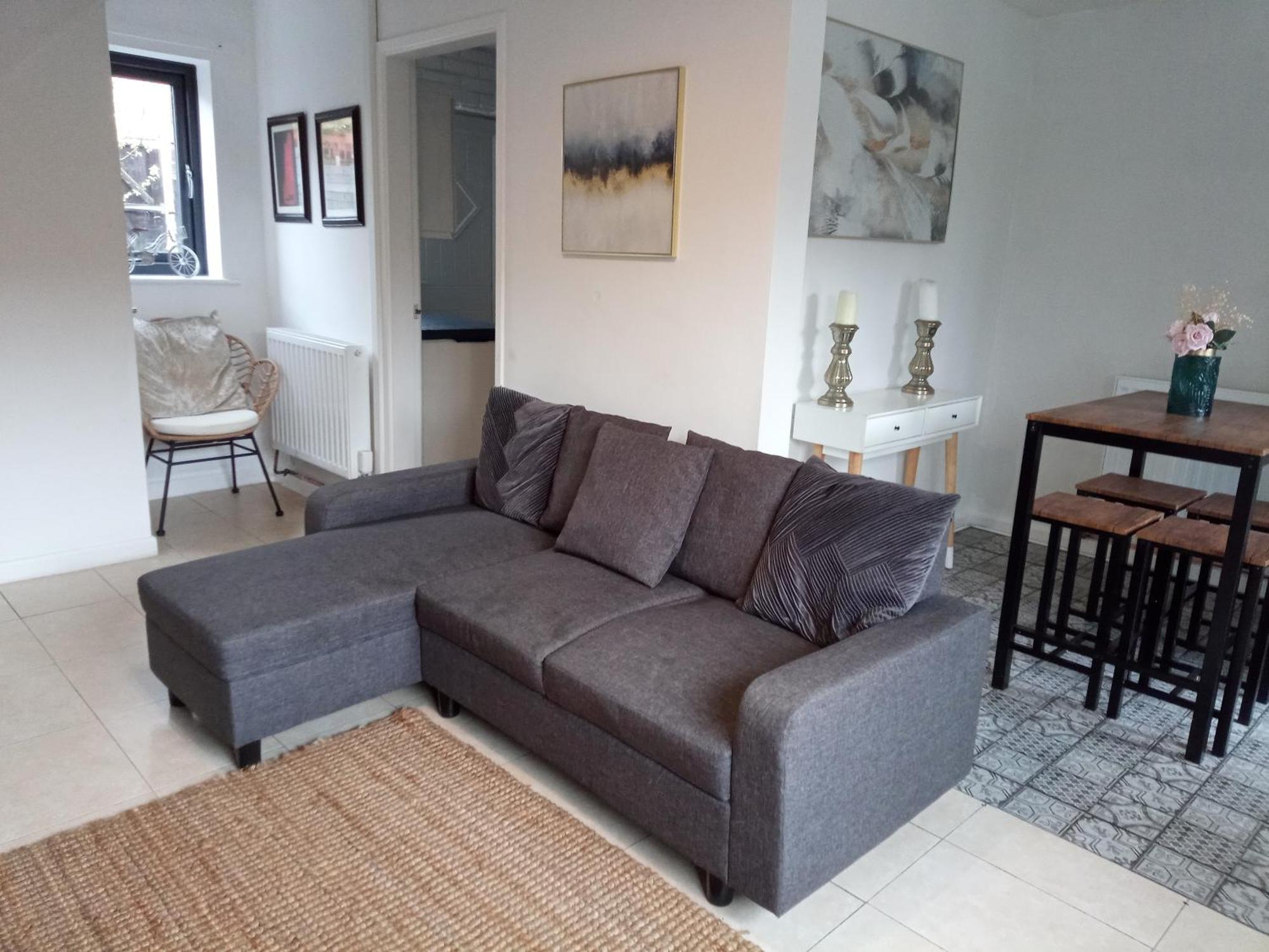 Beautiful 2-Bed House In Bolton With Free Parking Villa Buitenkant foto