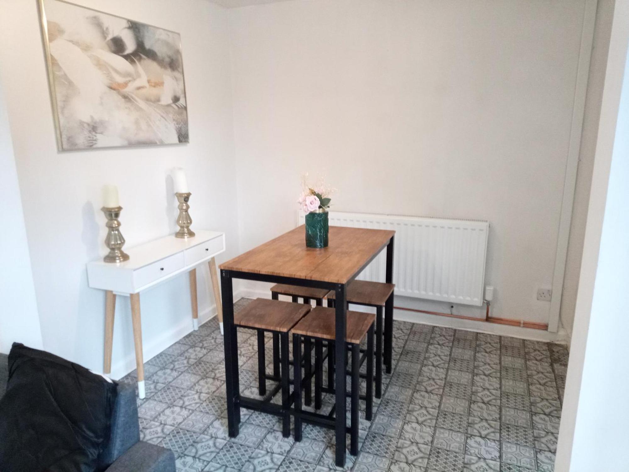 Beautiful 2-Bed House In Bolton With Free Parking Villa Buitenkant foto